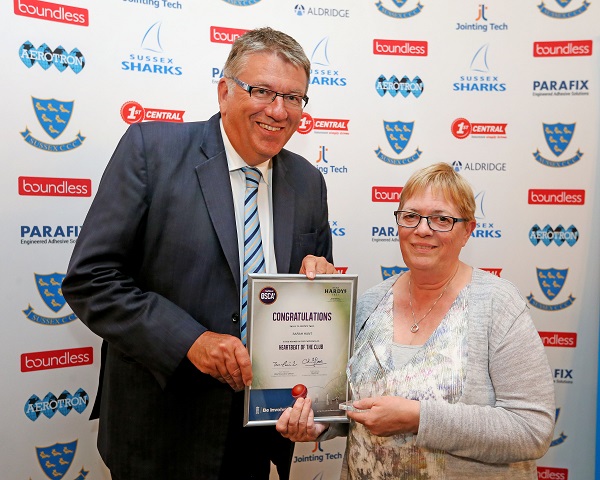 Sussex Cricket Foundation Chairman Jon Filby presents Sarah Hunt with her Heartbeat of the Club Award