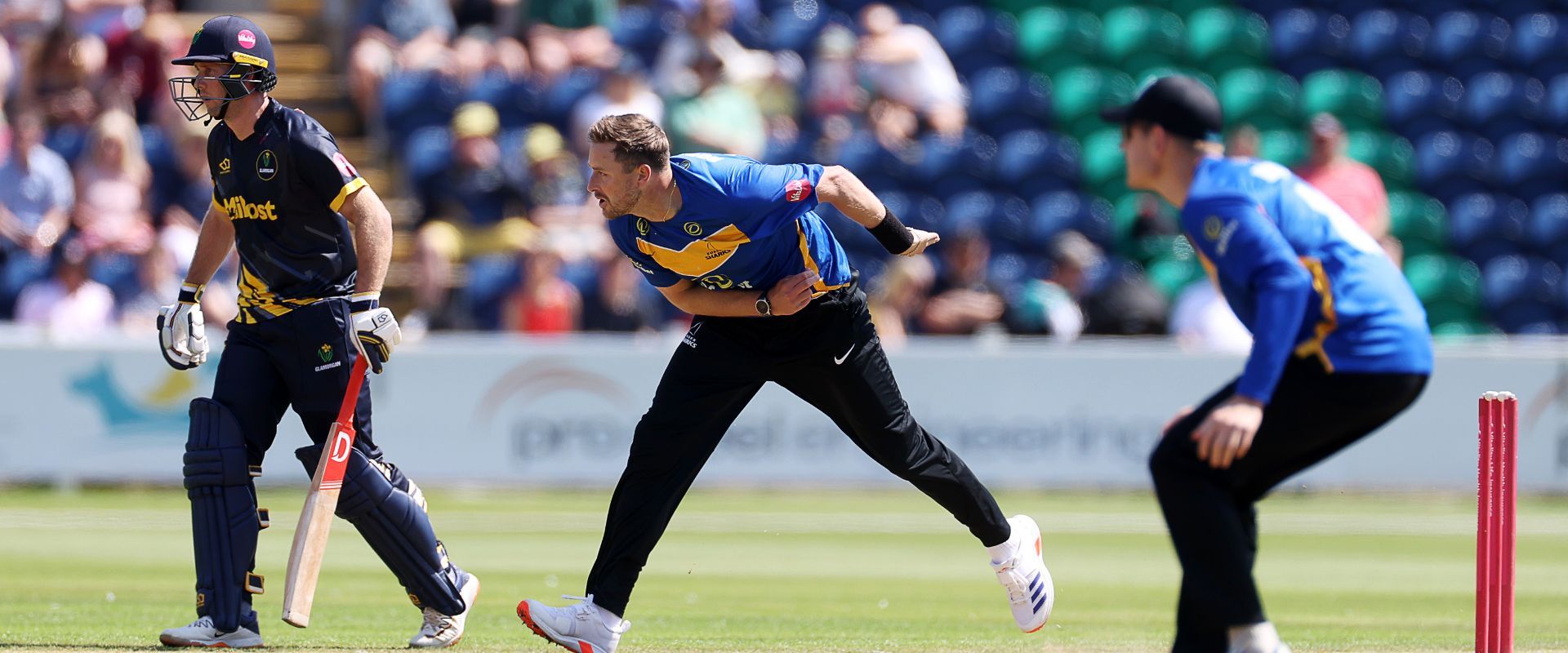 Ollie Robinson bowling for the Sharks