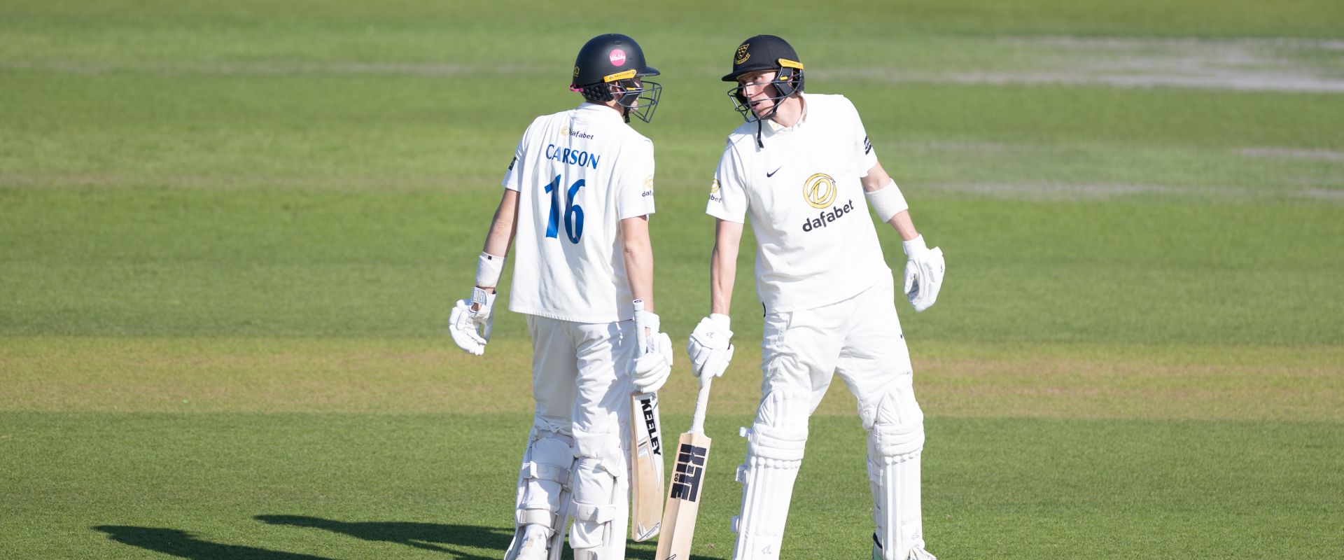 James Hayes and Jack Carson add valuable runs on day one versus Worcestershire 
