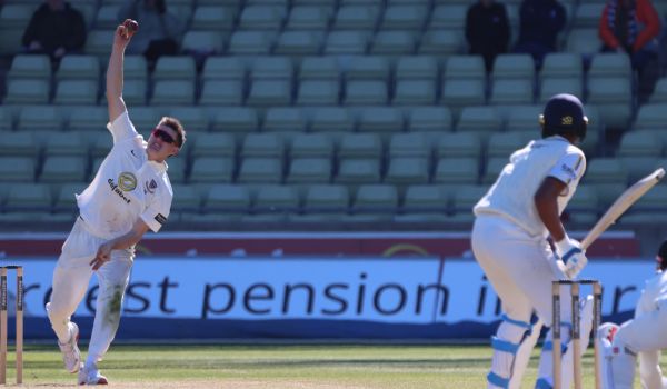 Jack Carson bowling on Day 3 against Warwickshire